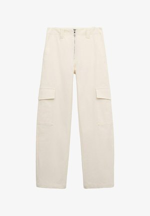 Pantaloni cargo de culoare crem, cu fermoar frontal, buzunare cu clapetă pe ambele coapse și curele pentru centură.