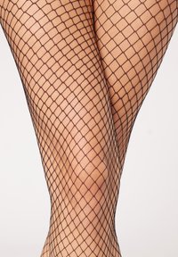 Collants en résille noire avec un motif en losanges, présentant un design en maille texturée avec des espaces ouverts, adaptés à divers styles.