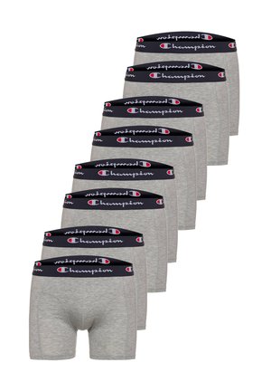 Sechs Paar graue Boxershorts mit schwarzen elastischen Bündchen, die das Champion-Logo in Weiß und Rot zeigen, in versetzter Reihe angeordnet.