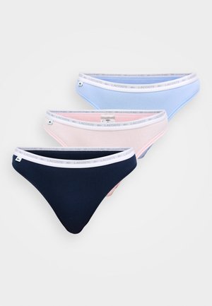 Sett med tre dametruser i marineblå, rosa og lyseblå. Myk bomullsstoff med hvit elastisk midjebånd som har "Lacoste"-logo.