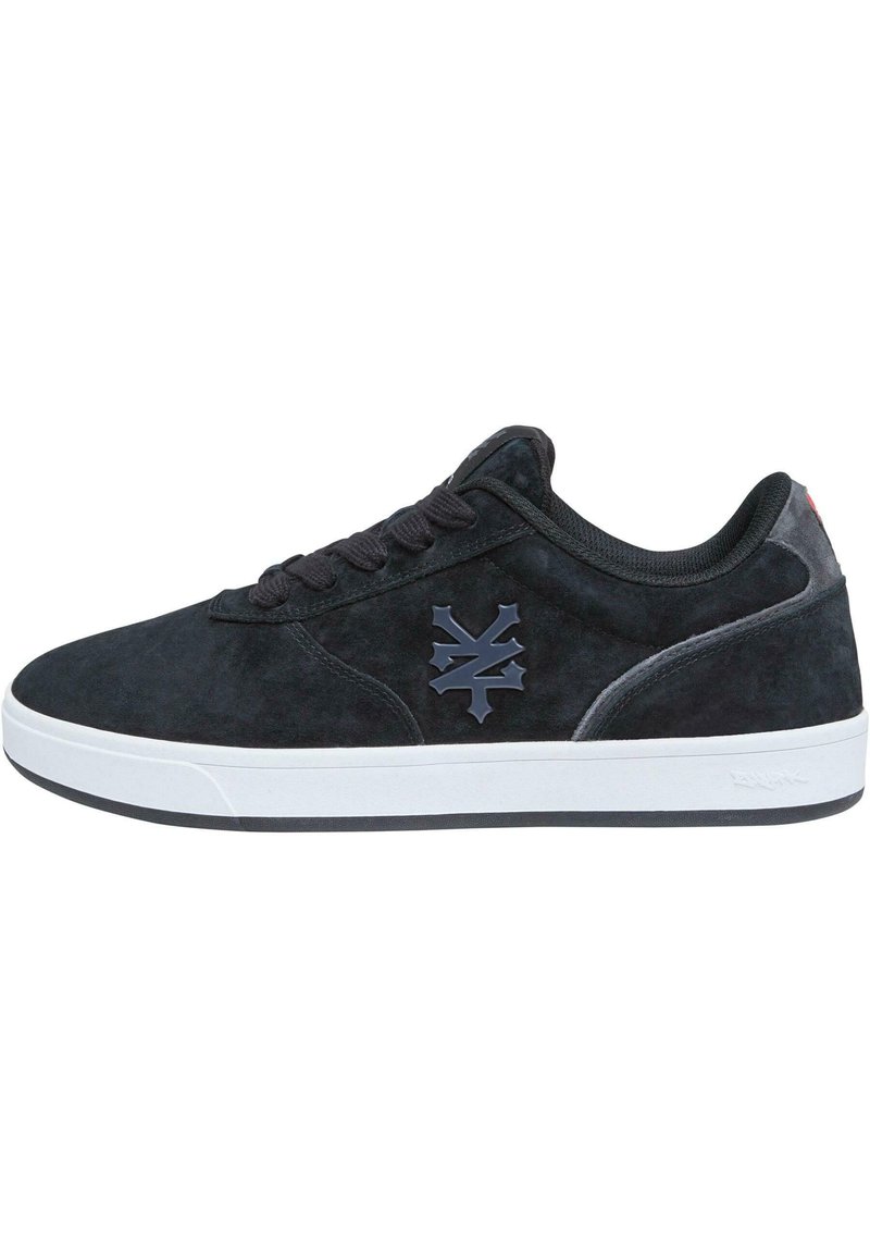 Adidași din suede negru cu un logo albastru închis, șireturi rotunde și o talpă din cauciuc albă cu un finisaj texturat. Design simplu și modern.