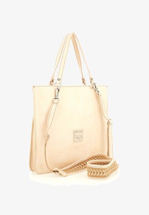 Borsa tote in pelle color crema con doppie maniglie, una tracolla intrecciata removibile e una placca con logo in metallo sul pannello frontale.