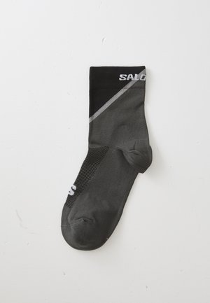PULSE ANKLE UNISEX - Sports socks - black/monument/magnet
