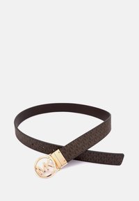 Ceinture en cuir marron à motifs avec une texture lisse, dotée d'une boucle circulaire en or portant les initiales "MK".