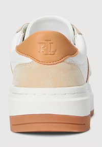 Sneaker bianca con dettagli in cuoio beige, tacco testurizzato e suola bianca liscia. Presenta il logo "RL" in rilievo sul retro.