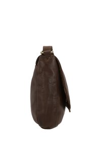 Vue latérale d’un sac à épaule en cuir marron foncé avec un rabat et un anneau métallique attachant la sangle.