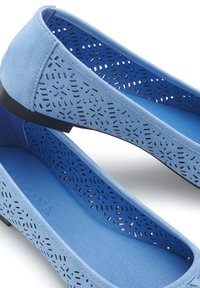 Helleblaue Ballerinas aus perforiertem synthetischem Material mit einem glatten Innenbereich und einer flachen schwarzen Sohle. Dekorative Ausschnittmuster überall.