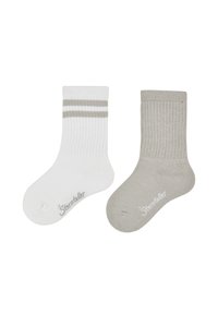 Ein Paar Socken: eine weiße mit grauen Streifen, die andere hellgrau mit einer gerippten Textur. Beide haben ein Logo in der Nähe der Zehen.