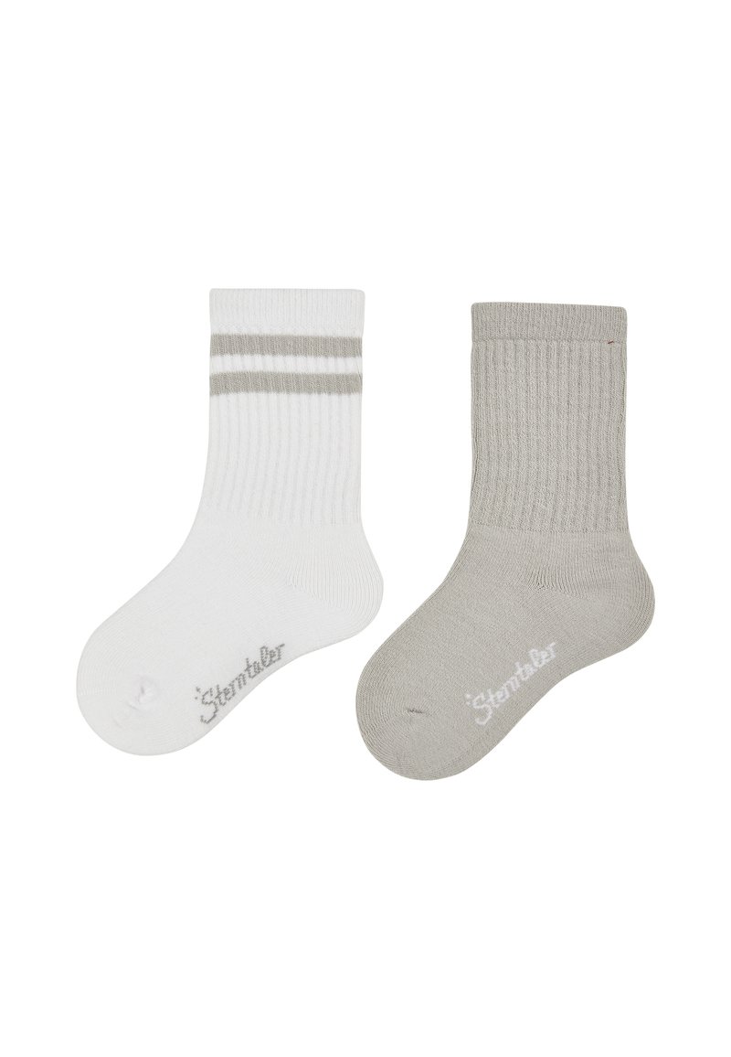 Ein Paar Socken: eine weiße mit grauen Streifen, die andere hellgrau mit einer gerippten Textur. Beide haben ein Logo in der Nähe der Zehen.