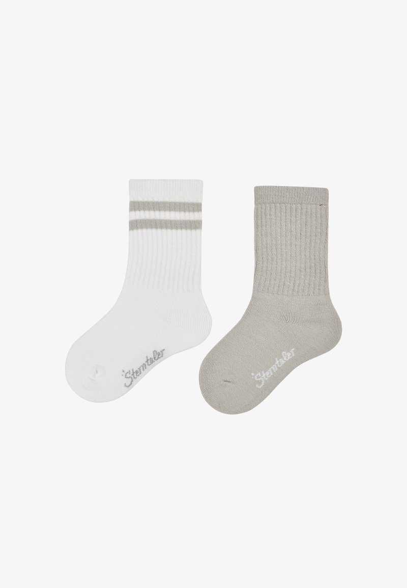 Ein Paar Socken: eine weiße mit grauen Streifen, die andere hellgrau mit einer gerippten Textur. Beide haben ein Logo in der Nähe der Zehen.