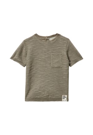 T-shirt bébé à manches courtes en maille marron clair avec une poche poitrine à l'avant et une petite étiquette en tissu indiquant "Fun Every Day" à l'ourlet.