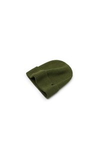Zielona dziana czapka beanie z żebrowaną teksturą i podwiniętym mankietem. Posiada małą czarną metkę z logo z boku.