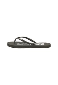 Tongs noires avec semelle en caoutchouc texturée, fines lanières et logo imprimé sur la semelle intérieure. Finition lisse et design léger.