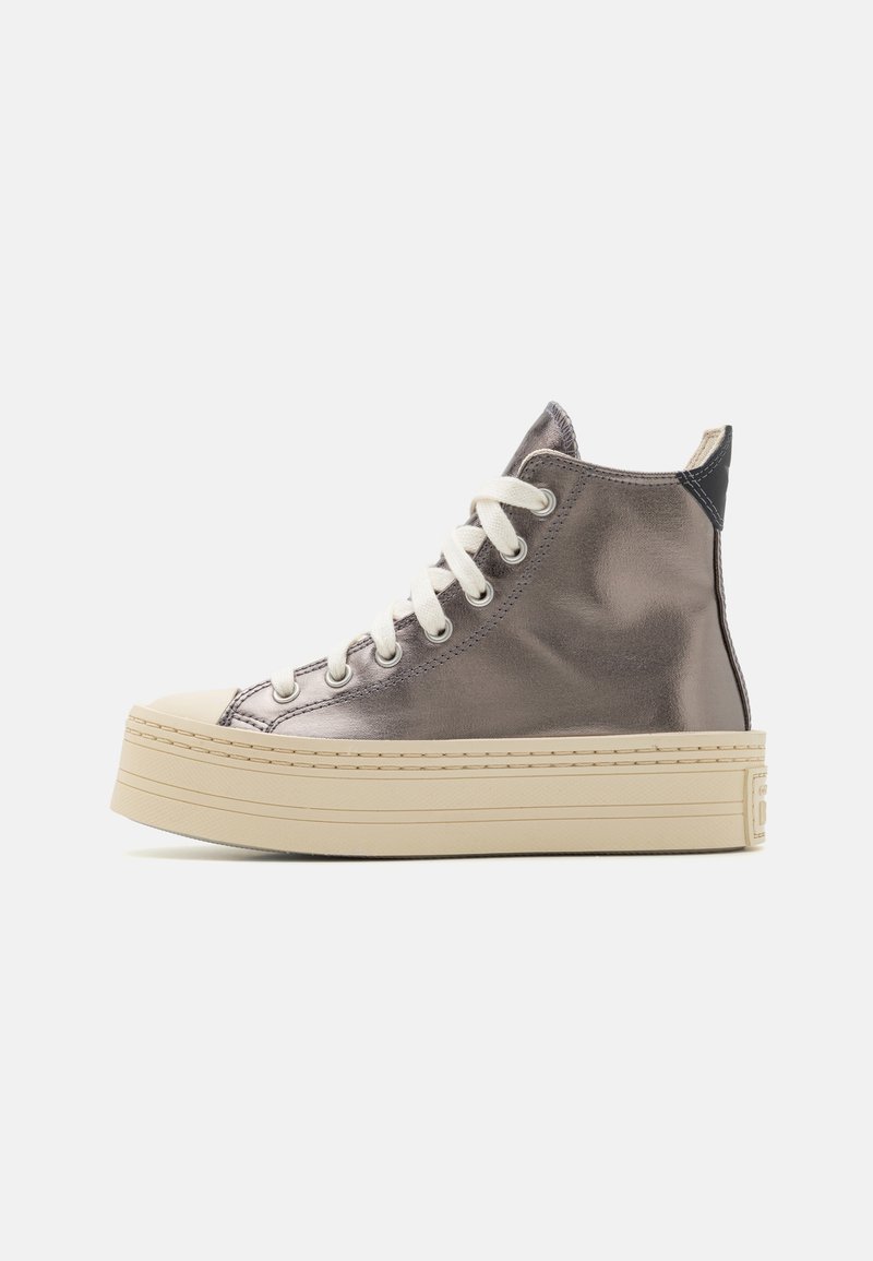 Baskets montantes gris métallisé avec lacets blancs, semelle plateforme crème et accent noir au talon. Texture lisse et bout arrondi.