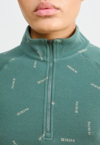 Nike Sportswear LOGO - Vesta - vintage green/light army