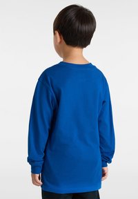 Blauw langsliepend shirt van een katoen-polyester mix, met een ronde halslijn en ribbelmanchetten; eenvoudige achterkant zonder zichtbare patronen of graphics.
