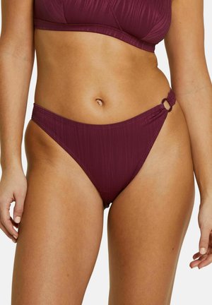 Bas de bikini bordeaux avec une texture côtelée, coupe taille haute et un accent en métal circulaire à la taille. Finition en tissu lisse.