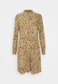 Robe à manches longues et boutonnée en brun clair avec un motif abstrait dispersé en noir, blanc et moutarde. Présente un design de taille froncée.