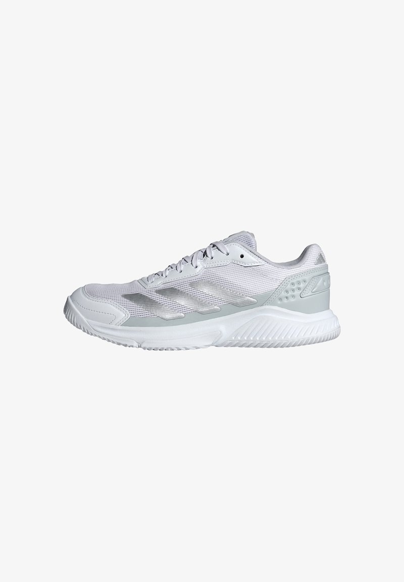 Baskets blanches de sport avec une tige en mesh, fermeture à lacets, semelle texturée et fines rayures grises sur le côté, vues de l'extérieur.