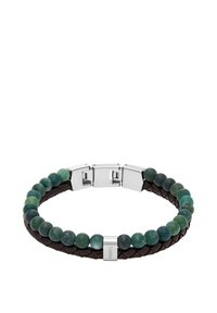 Leren polsband met groene edelsteen kralen en een zilveren sluiting. Heeft een gevlochten textuur en een gemerkt metalen accent.