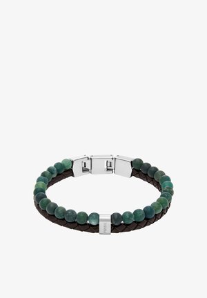 Lederarmband mit grünen Edelsteinperlen und silbernem Verschluss. Verfügt über eine geflochtene Textur und ein geprägtes Metallelement.