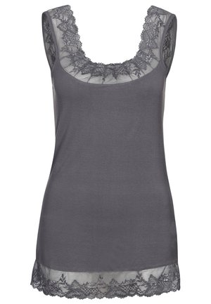 Hihaton tummanharmaa toppi, jossa on kukkakuvioinen pitsireunus kaula-aukon ja helman ympärillä, valmistettu pehmeästä, kevyestä kankaasta.