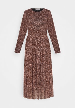 Braunes Midi-Kleid mit langen Ärmeln, das ein verstreutes Punktmuster in Pink aufweist. Leicht durchsichtiger Stoff, runder Ausschnitt und fließender Rock.