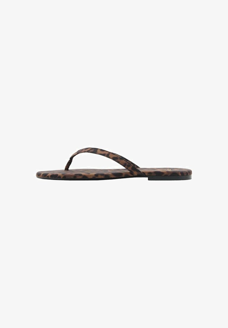 Leopardprint teenslippers met een platte zool, dunne bandjes en een gladde textuur. Heeft opvallende zwarte en bruine patronen op het materiaal.