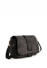 Zwarte leren messenger bag met een klep-sluiting, verstelbare schouderband en textuur afwerking. Voorzien van messing hardware en details op de zijzak.