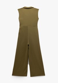 Olivgrön byxdress i ribbat tyg, ärmlös design, hög halsringning, vida ben och minimala sömmar.