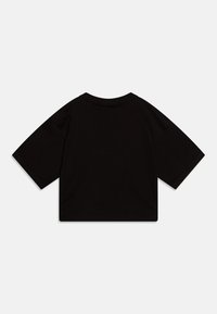 Camiseta de algodón negra con cuello redondo y mangas cortas y anchas. El diseño es simple y presenta una silueta recortada.