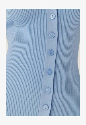 Lichtblauw, geribd tanktop met een knoopsluiting aan de voorkant, voorzien van zes bijpassende knopen en een zachte, gebreide structuur.