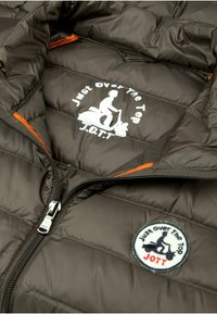 Brun vadderad jacka med dragkedja fram, med en orange insida och en rund logotyp med texten "Just Over The Top J.O.T.T.".