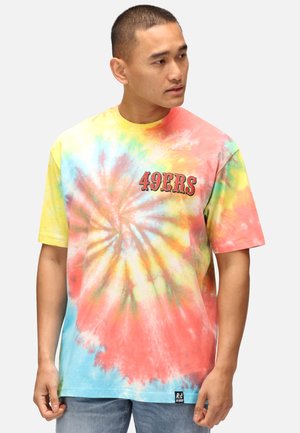 Tie-dye t-shirt med livlige gule, pink og blå hvirvler, korte ærmer, rund halsudskæring og et "49ERS" grafisk tryk på brystet.