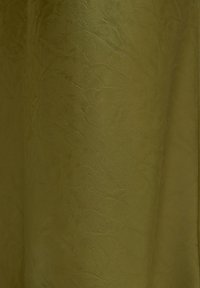 Olijfgroen nepleer met een gladde, lichtjes gestructureerde oppervlakte, gekenmerkt door subtiele plooien en een uniforme kleur door het geheel.