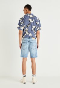 Only & Sons ONSEDGE  - Farkkushortsit - light blue denim