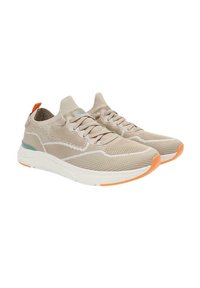 Zapatillas deportivas beige hechas de malla transpirable con una suela blanca, detalles en naranja en la punta y el talón, con un diseño de cordones y un collar acolchado.