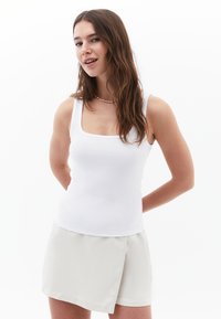 Top - white