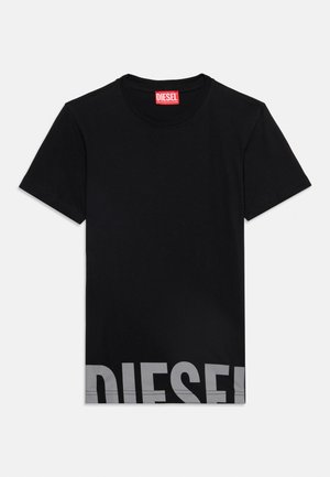 T-shirt noir à manches courtes de la marque Diesel avec un grand logo partiel gris en bas et une étiquette rouge sur l'encolure.