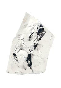 Scultura in argento con forma astratta e arricciata. Superficie liscia con finitura lucida e riflettente e contorni irregolari. Nessuna ferramenta o dettagli visibili.