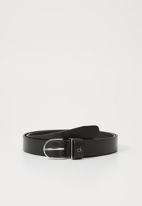 Cintura in pelle nera con una fibbia in argento lucido. Presenta una texture liscia e un piccolo logo impresso sullo snodo in pelle per una chiusura sicura.