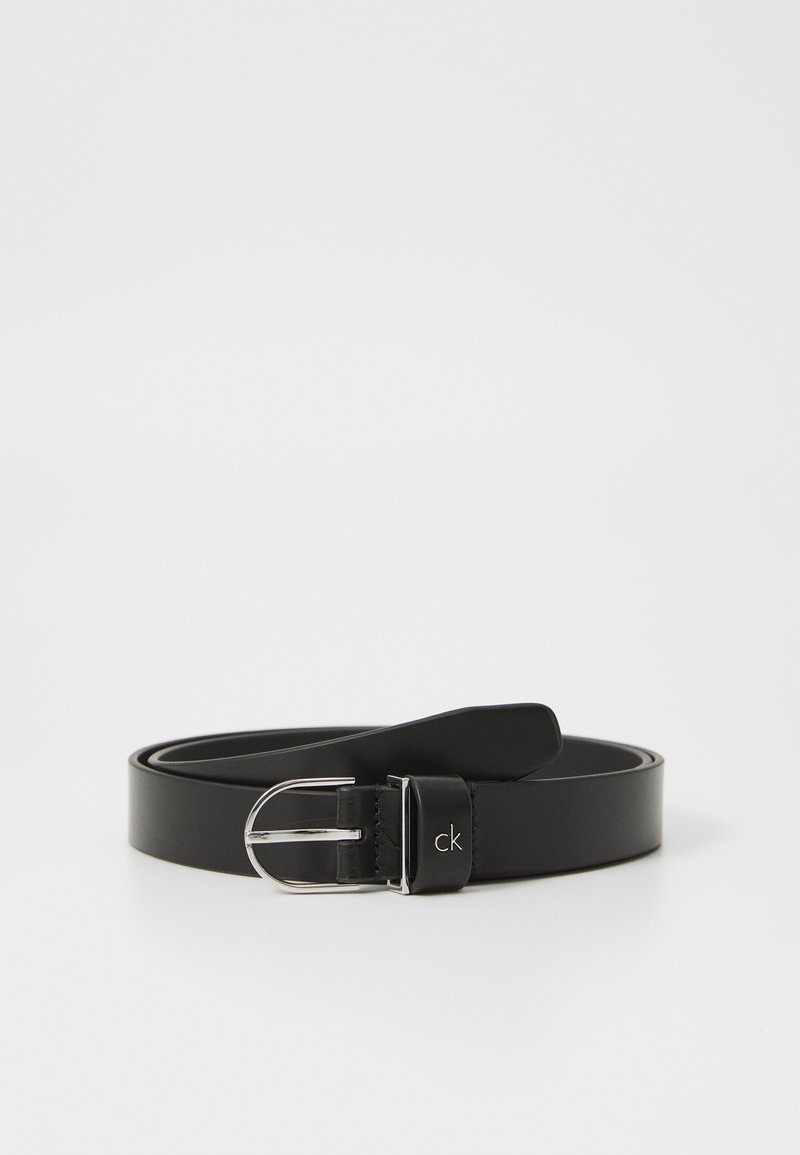 Cintura in pelle nera con una fibbia in argento lucido. Presenta una texture liscia e un piccolo logo impresso sullo snodo in pelle per una chiusura sicura.