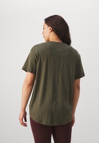 Nike Performance ONE RELAXED TOP - T-skjorte til trening - cargo khaki/black