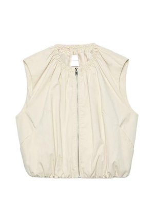 Ärmellose beige Weste mit Frontreißverschluss, elastischem gerafftem Ausschnitt und Saum, aus leichtem Stoff, flach auf weißem Hintergrund liegend.