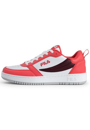 Sneaker rossi e bianchi caratterizzati da una superficie liscia, con un accento color maroon, design con lacci e un tallone con marchio.