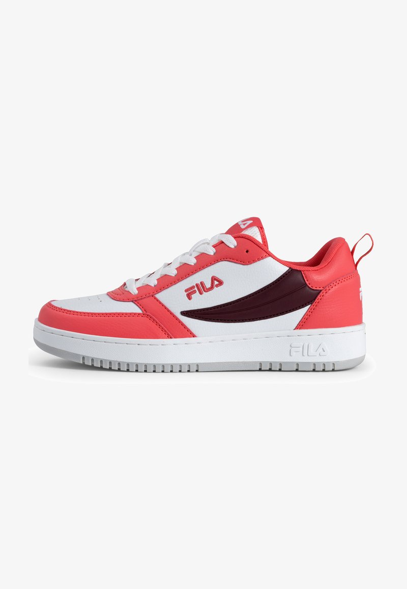 Röda och vita sneakers med en slät yta, med mörkröd accent, snörningsdesign och ett märkesförsett häl.