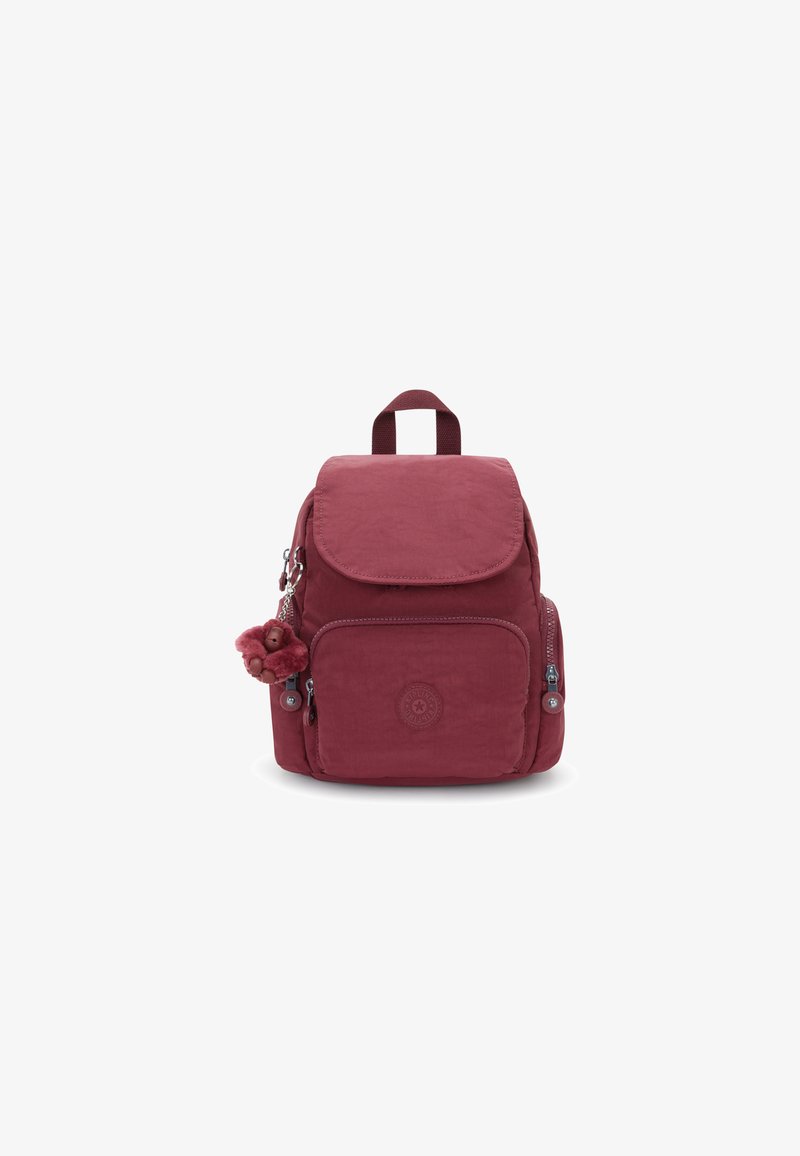 Czerwony plecak z tkaniny z klapą z przodu, przednią kieszenią na zamek błyskawiczny, kieszeniami po bokach, dekoracyjnym pomponem oraz emblematem logo z przodu.