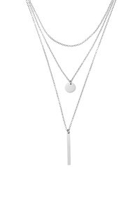 Zilveren drievoudige ketting met een platte rechthoekige hanger en een ronde charm, met aan elkaar verbonden kettingen van verschillende lengtes en texturen.