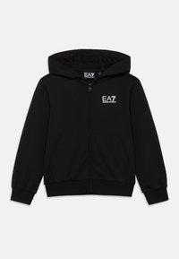 Sudadera con capucha negra con cremallera, hecha de tela suave, que presenta un bolsillo tipo canguro, puños acanalados y un pequeño logo blanco de EA7 en el pecho.