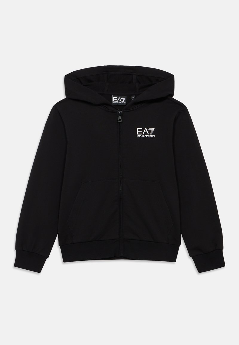 Sudadera con capucha negra con cremallera, hecha de tela suave, que presenta un bolsillo tipo canguro, puños acanalados y un pequeño logo blanco de EA7 en el pecho.